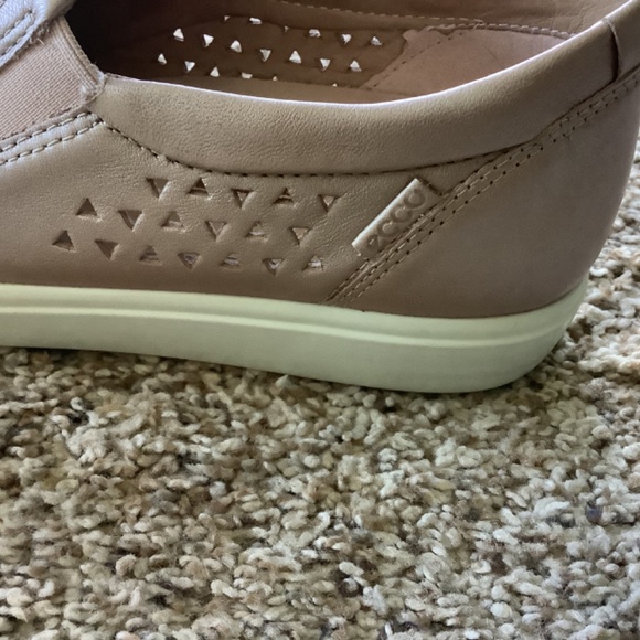 ECCO Leather Perforated Slip On Sneaker US SZ 7 GRAY ROSE - Picture 2 of 5